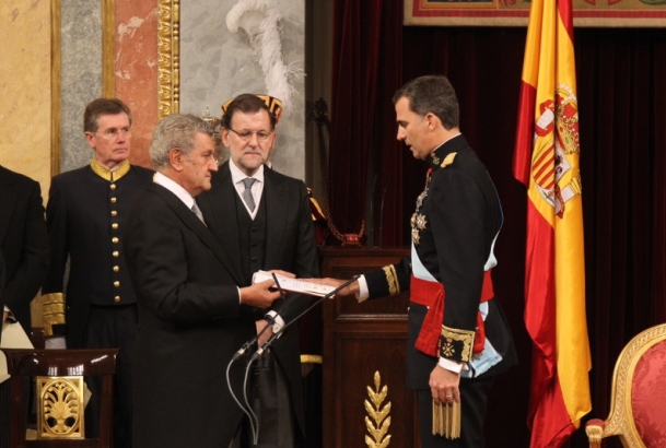 Su Majestad el Rey jura fidelidad a la Constitución Española y desempeñar fielmente su cargo